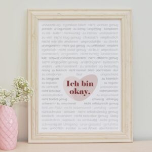 Poster „Ich bin okay.“ mit vielen grauen negativen Selbstzuschreibungen rund um eine zentrale rosa Herzform.